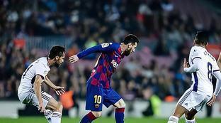 在其中扮演 在其中扮演